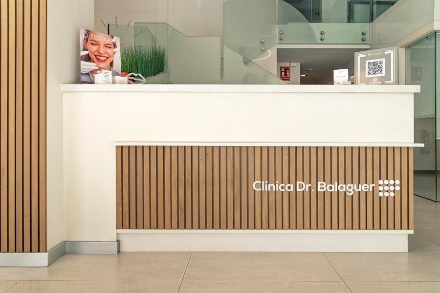 Imagen del mostrador de la entrada a la clinica
