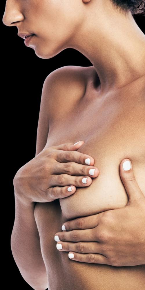 Foto de una mujer tapándose los pechos